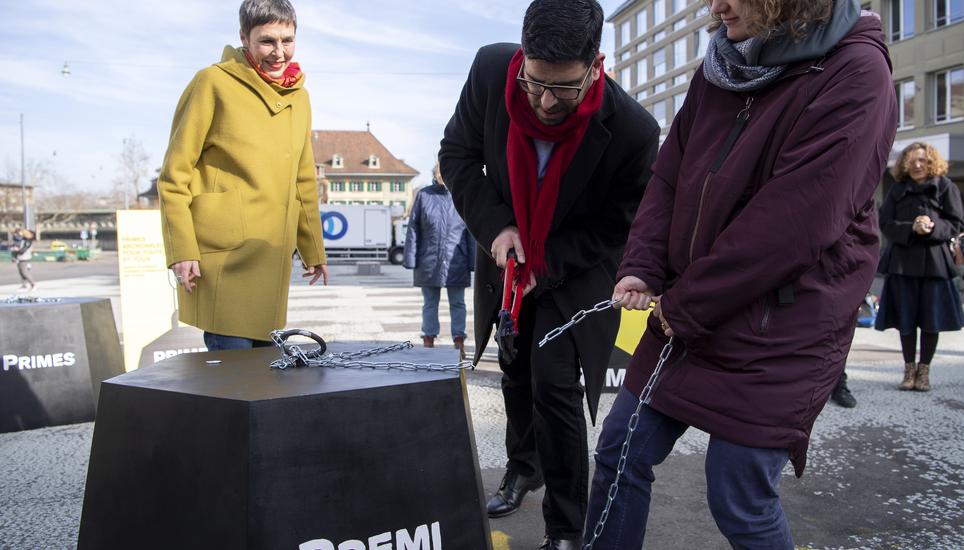 Barbara Gysi, Nationalraetin SP-SG, Vizepraesidentin SP Schweiz, links, und Angelo Barrile, Nationalrat ZH, Mitte, bei einer Aktion anlaesslich der Lancierung der Praemien-Entlastungs-Initiative, am Dienstag, 26. Februar 2019 in Bern. (KEYSTONE/Anthony An