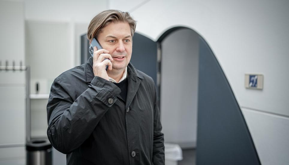 Was wusste er vom Treiben seines Mitarbeiters? Maximilian Krah am Dienstag am Strassburger Sitz des EU-Parlaments. Bild: Key
