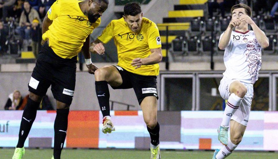 Raul Bobadilla (Mitte) und Ridge Munsy (l.) kämpfen um den Ball – und beide kämpfen auch um einen neuen Vertrag. Bild: Roger Albrecht 15.03.2024, Schaffhausen, Fussball Challenge League - FC Schaffhausen - AC Bellinzona; (Roger Albrecht/sport-presse)