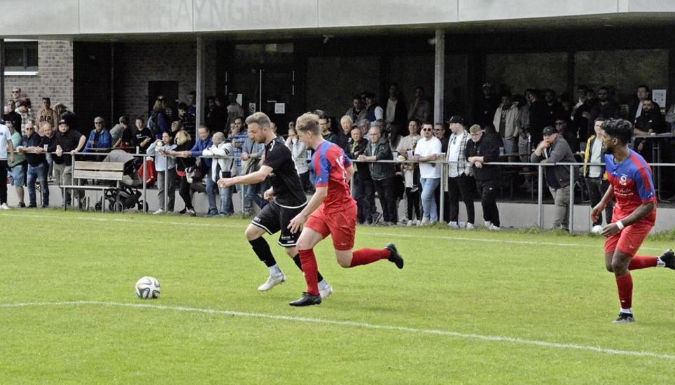 Thayngens Harun Fishekgjija (links) versucht, zwei Beringer Verteidiger abzuschütteln. Bild: Pascal Oesch