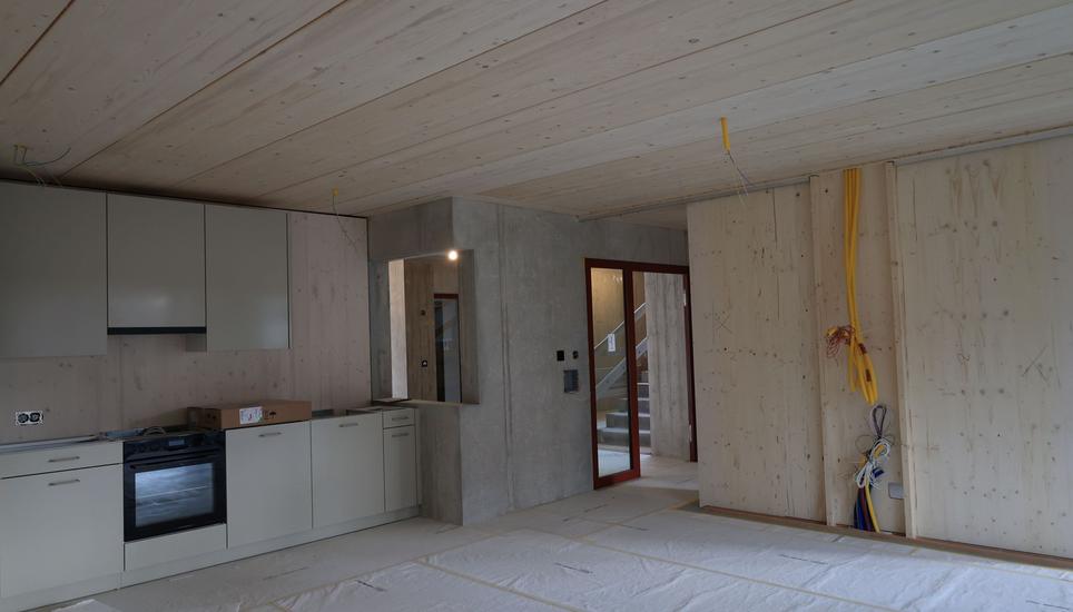 Hier im Bild: Die Küche mit Ess- und Wohnzimmer sowie Garderobenbereich. Bild: Ursula Knecht Käser