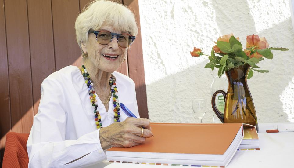 Linda Graedel signiert ihr neustes Buch «The lines of my life».