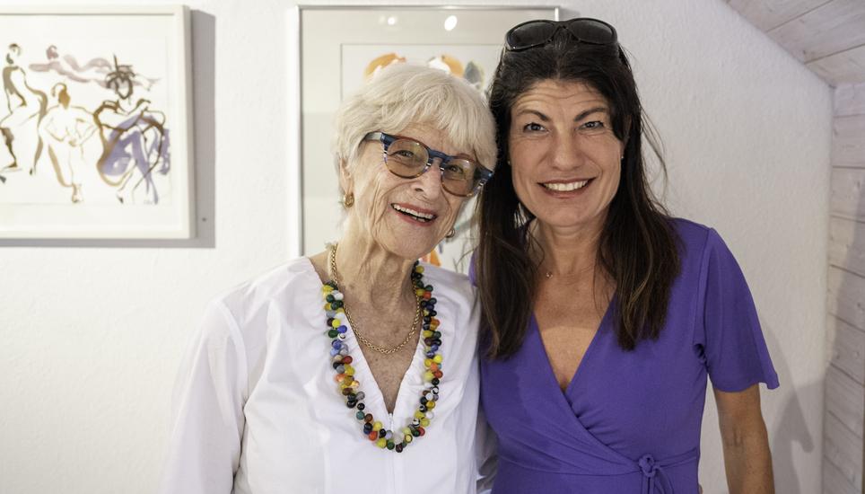 Die Künstlerin Linda Graedel (l.) mit Susanne Giger, Coop-Verwaltungsrätin und Präsidentin des Regionalrates Zentralschweiz-Zürich.