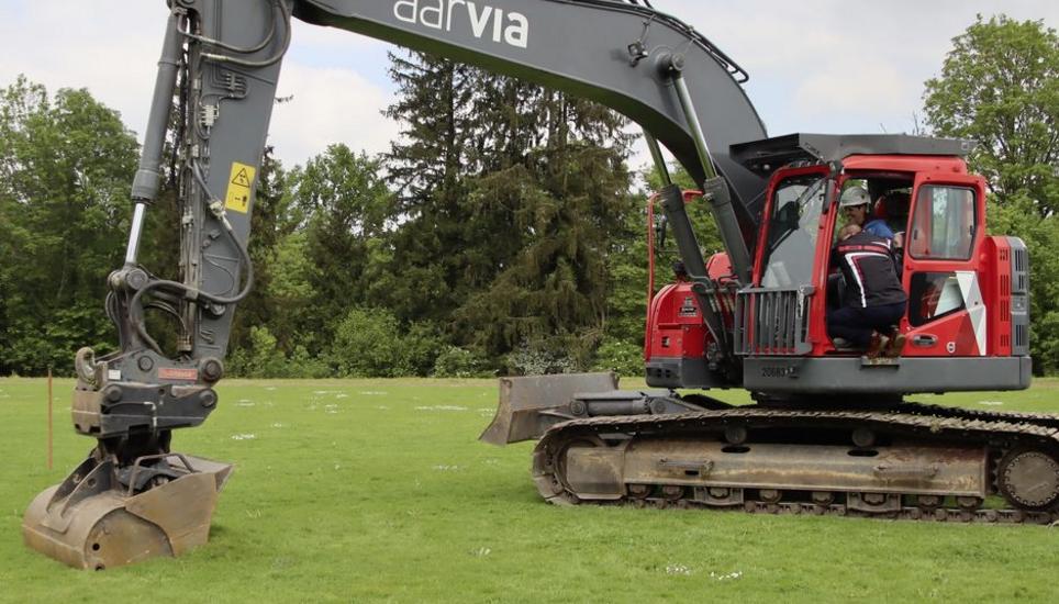 Als symbolische Schaufel fungierte dieser Bagger. Bild: Roland Müller