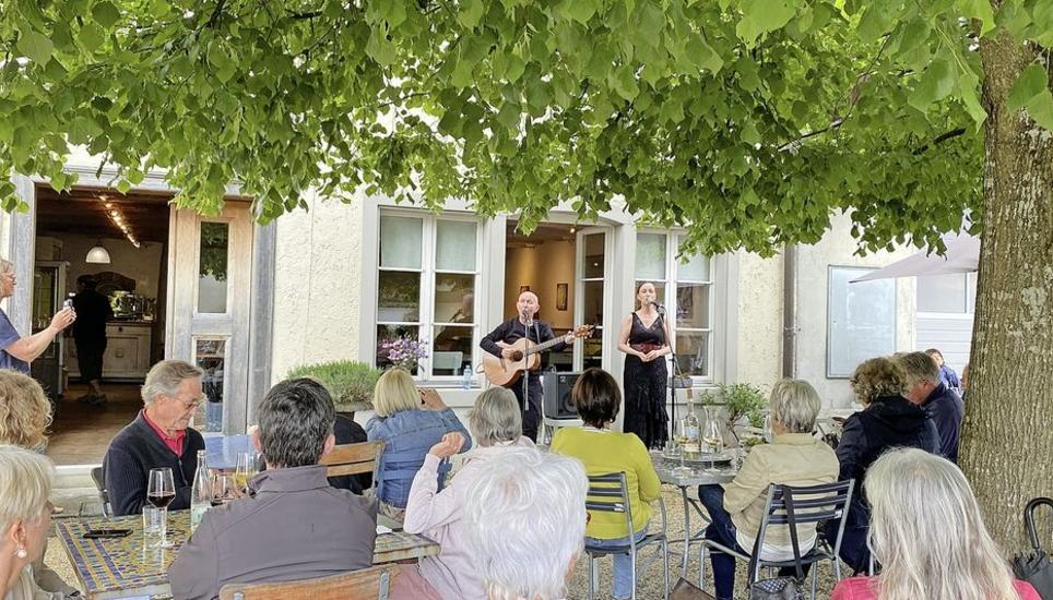Kieran Goss und Annie Kinsella begeisterten mit irischen Liedern ihr Publikumim «Sabato» Osterfingen. Bild: Susanna Jungmann