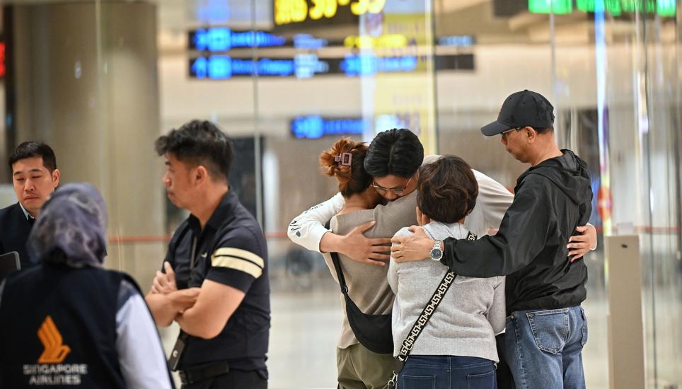 Passagiere des Singapore Airlines-Fluges SQ321 begrüssen Familienangehörige bei der Ankunft am Changi Airport in Singapur. Bild: Key