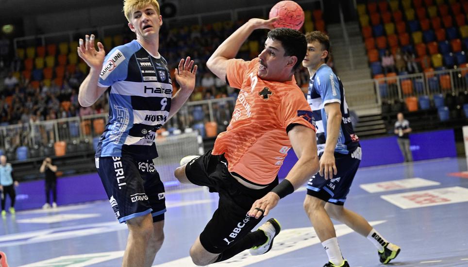 Durchgetankt: Luka Maros (mit Ball) zieht dynamisch vors gegnerische Tor. Letzten Endes resultierte für dieSchaffhauser ein knapper 28:26-Heimsieg – und damit der erste Matchball zum Titelgewinn. Bilder: Michael Kessler