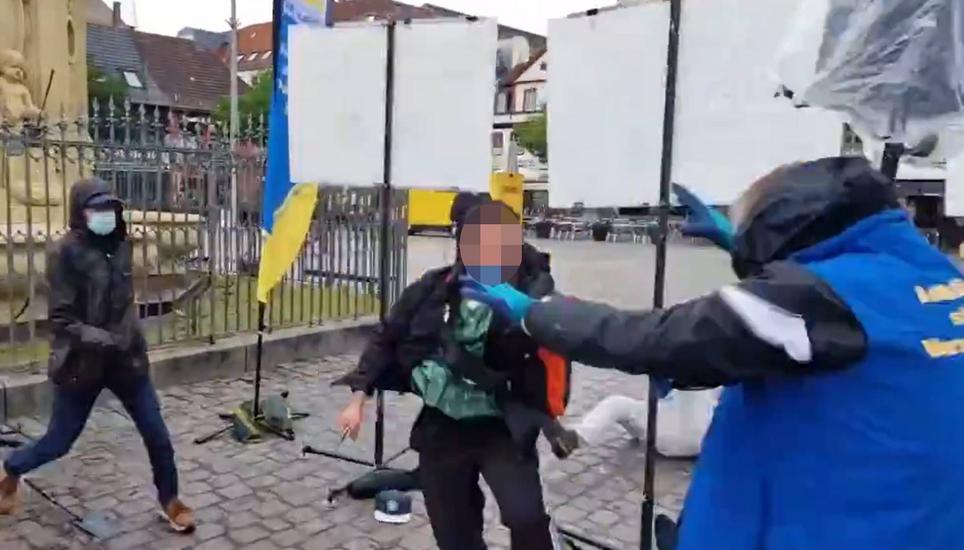 Ein Mann hat auf einem Marktplatz in Mannheim mehrere Personen mit einem Messer angegriffen. Bild: Screenshot X