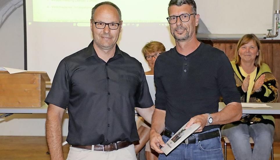 Gemeindepräsident Michael Mägerle (l.) verabschiedete den nach neun Jahren sehr engagierten Sozial- und Schulreferenten Leander Zumofen. Bild: Roland Müller