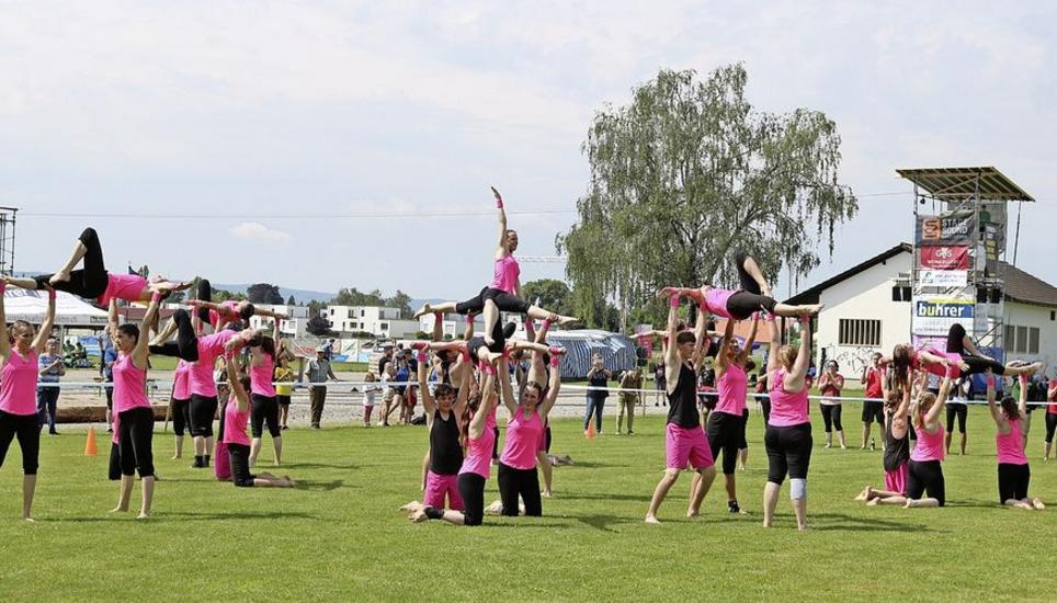 Der Gastgeber, der STV Hallau, zeigt mit fast 40 Turnenden eine Gymnastik auf dem Grossfeld. Bild: Sibylle Meier