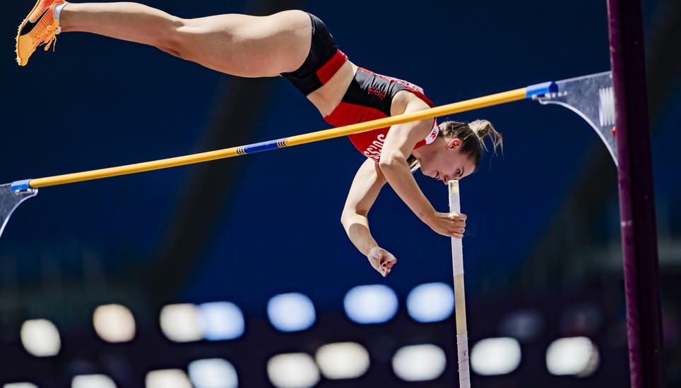 Die Andelfinger Stabhochspringerin Angelica Moser qualifizierte sich für den Final der besten Zwölf, der am Montagabend ausgetragen wird. Bild: Keystone