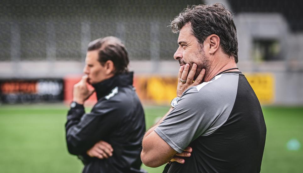 Kann zufrieden sein: FCS-Cheftrainer Ciriaco Sforza (rechts) feiert mit seiner Mannschaft einen gelungenen Saisoneinstand. Bild: Melanie Duchene