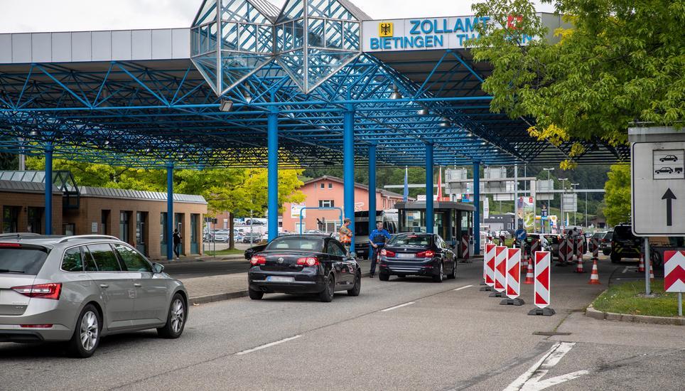 In einer weiteren Kontrolle brachten Beamte der Bundespolizeiinspektion Konstanz am Freitagabend Grenzübergang einen 36-jährigen tunesischen Staatsangehörigen in die Justizvollzugsanstalt Konstanz. Bild: Roberta Fele Die Grenzen zu Deutschland sind wieder offen (Covid19), fotografiert am Montag 15. Juni 2020, in Tahyngen. (Roberta Fele / Schaffhauser Nachrichten)