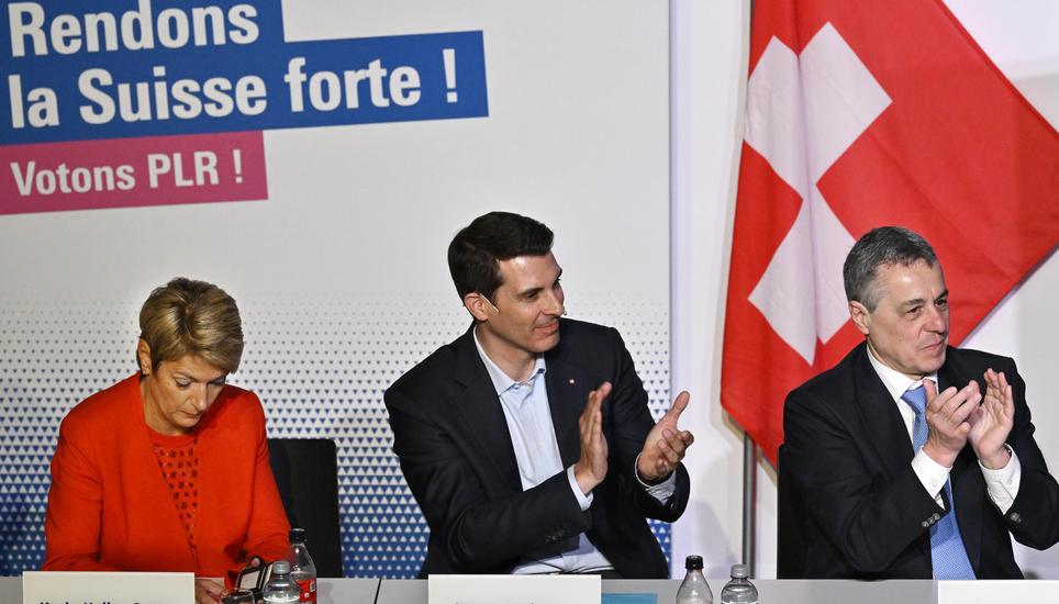 Eingerahmt von den FDP-Bundesratsmitgliedern Keller-Sutter und Cassis: Thierry Burkart wurde von den Delegierten mit stehenden Ovationen als FDP-Präsident bestätigt. Bild: Key
