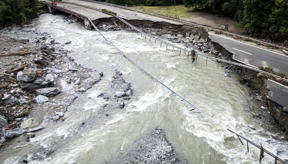 Komplett zerstört: Ein Teilstück der Nationalstrasse A13 zwischen Lostallo und Soazza im Misox. Bild: Michael Buholzer/EPA