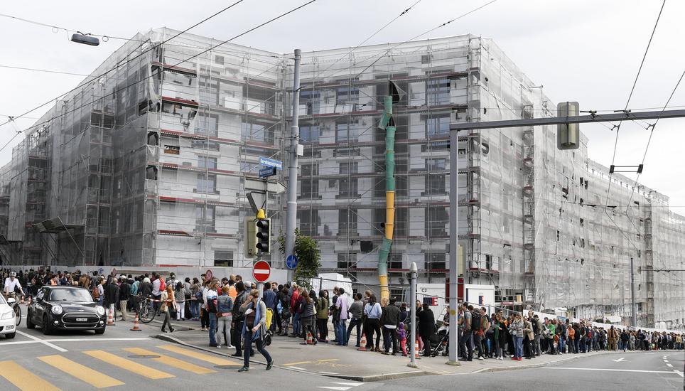 Mangel an günstigen Mietwohnungen: Gigantische Schlange von Wohnungssuchenden bei der Besichtigung einer Musterwohnung der Wohnungssiedlung Kronenwiese. Bild: Walter Bieri/Keystone (Zürich, 3. Juni 2016)