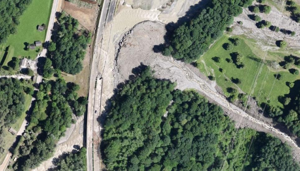 Das aktuelle Luftbild zeigt die Ursache der Zerstörung der Autobahn: ein Murgang aus dem Val d'Orbel. Bild: Bild: Swisstopo, das Portal des Bundes