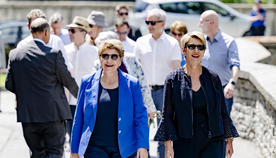 Scheinen auf der Bundesratsreise ein Herz und eine Seele zu sein: Bundespräsidentin Viola Amherd (links) und Finanzministerin Karin Keller-Sutter. Der Eindruck täuscht: Die beiden kämpfen bei den Armeefinanzen gegeneinander.