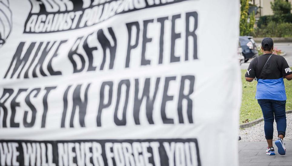 La veuve de Mike Ben Peter repart apres la matinee douverture du proces en appel des six policiers lausannois, acquittes en premiere instance dans l'affaire de la mort de Mike Ben Peter, le lundi 1 juillet 2024 devant le Tribunal des mesures de contrainte