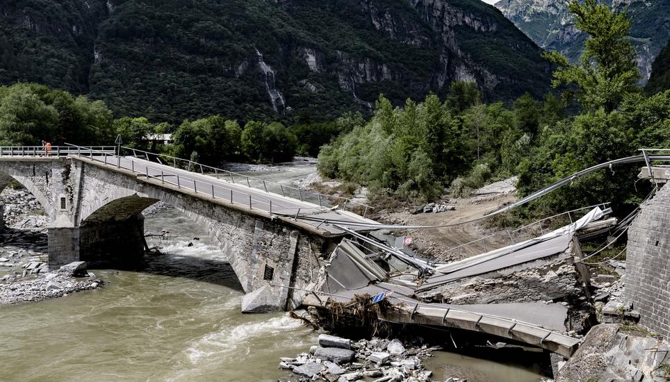 Die Brücke zwischen Visletto und Cevio im Maggiatal hat den Fluten nicht standhalten können. Bild: Key The collapsed Visletto bridge between Visletto and Cevio, in the Maggia Valley pictured after bad weather, in Visletto, Switzerland, Monday, July 1, 2024. Severe storms and torrential rain in Switzerland over the weekend left three people dead in Val Magg