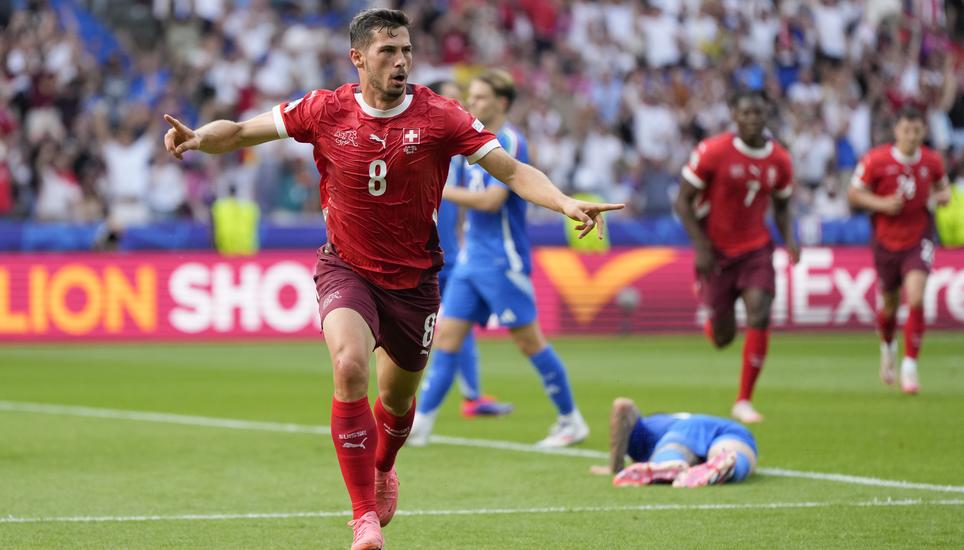 Wenn die Schweizer Nati spielt, sind die Tickets begehrt – auch bei Parlamentariern. Bild: Key Switzerland's Remo Freuler (8) celebrates after scoring during a round of sixteen match between Switzerland and Italy at the Euro 2024 soccer tournament in Berlin, Germany, Saturday, June 29, 2024. (AP Photo/Matthias Schrader)