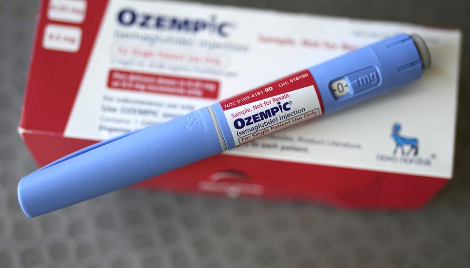 Ozempic wurde ursprünglich als Diabetesmedikament entwickelt. Es enthält den Wirkstoff Semaglutid, der das Risiko einer Erblindung auf einem Auge erhöhen soll. Bild: Key FILE - The injectable drug Ozempic is shown Saturday, July 1, 2023, in Houston. Even as millions of older adults clamor for drugs such as Ozempic and Wegovy, monthly use of the medications known as GLP-1 receptor agonists soared nearly 600% between 2020 a