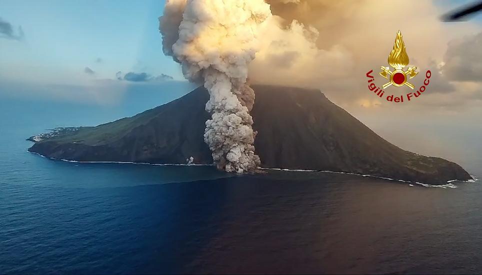Der Vulkan Stromboli spuckt Lava und Rauch. Bild: Vigli del fuoco via Key