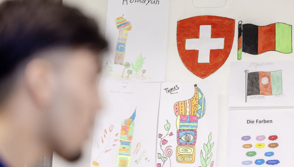 Die Flagge der Schweiz und von Afghanistan: Ein Geflüchteter besucht Mein Bildungsangebot für unbegleitete Minderjährige. Bild: Key