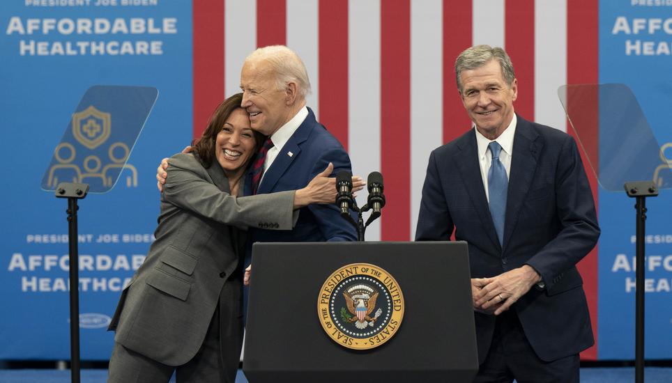 Macht Kamala Harris North Carolinas Gouverneur Roy Cooper zu ihrem Vizepräsidenten, hätte die Schweiz einen Stein im Brett der künftigen US-Regierung. Hier im Bild vom März: Harris und Cooper mit dem scheidenden US-Präsidenten Joe Biden. Bild: Key