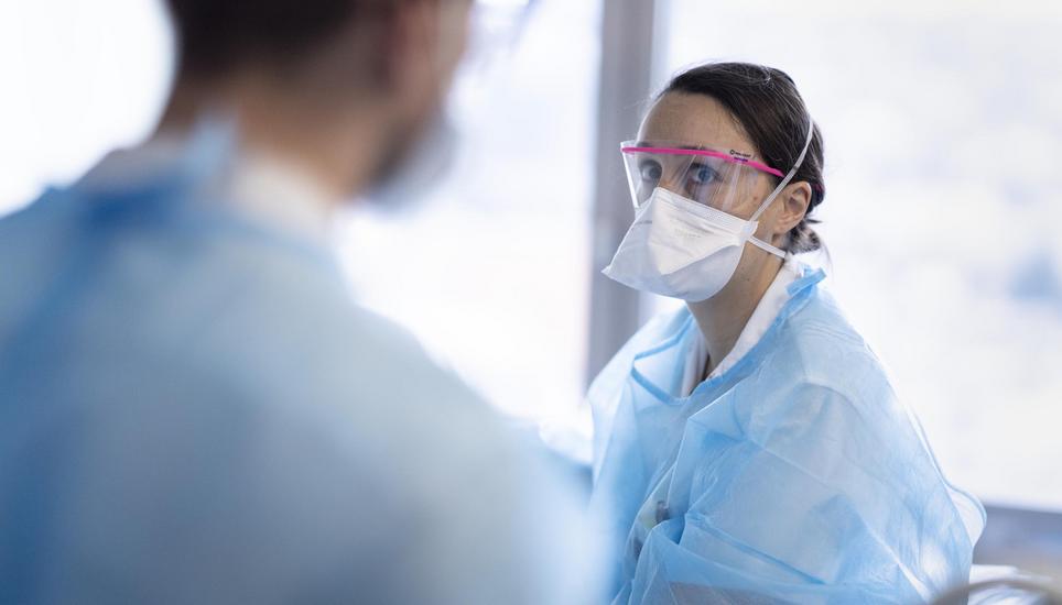 Le personnel soignant prodiguent des soins a une personne atteinte du Covid-19 dans l'unitÃ© des soins intermediaires du service de medecine interne lors de la 5eme vague de la pandemie de Coronavirus (Covid-19) le mardi 11 janvier 2022 au Centre Hospit