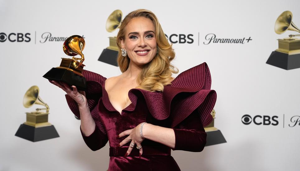 Wer weinen will, hört sowieso am einfachsten die Schmachtfetzen von Adele. Bild: Keystone Adele, winner of the award for best pop solo performance for "Easy on Me," poses in the press room at the 65th annual Grammy Awards on Sunday, Feb. 5, 2023, in Los Angeles. (AP Photo/Jae C. Hong)