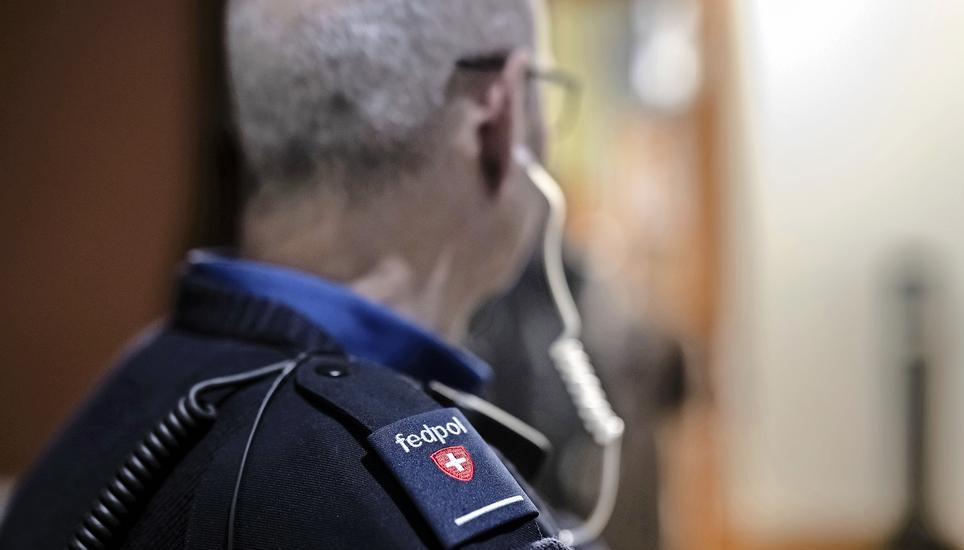 Ein Polizist von Fedpol bewacht den Eingang zum Vorzimmer des Nationalrats. Ein Polizist von Fedpol bewacht den Eingang zum Vorzimmer des Nationalrats. Bild: Key