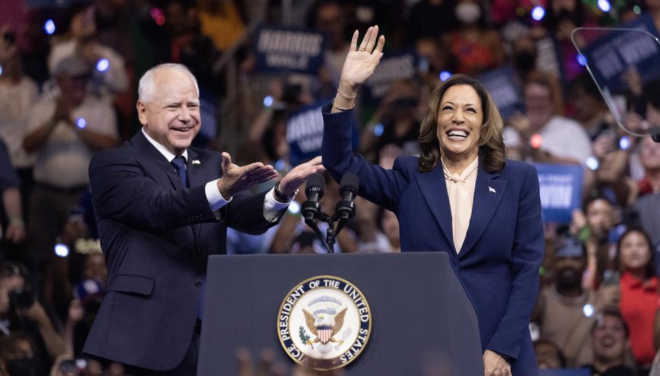 Kamala Harris und ihr neuer Vize Tim Walz während ihres ersten gemeinsamen Auftritts in Philadelphia (Pennsylvania). Bild: Key