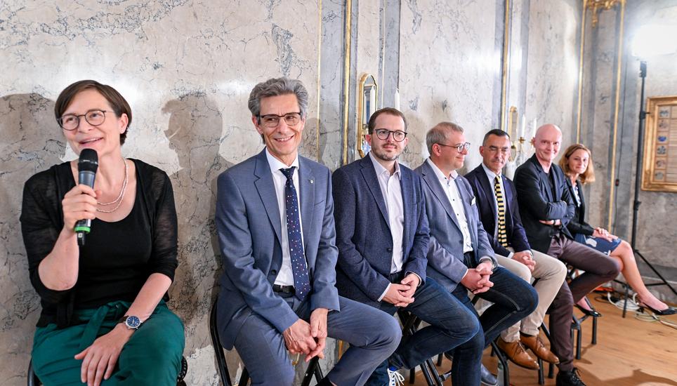 Sieben Kandidatinnen und Kandidaten möchten in den Stadtrat, doch es gibt nur fünf Sitze zu besetzen. Bild: Melanie Duchene Politik im Saal zum Wahlauftakt im Zunftsaal, Bild zeigt am Mittwoch, 19 Juni 2024. (Melanie Duchene / Schaffhauser Nachrichten)