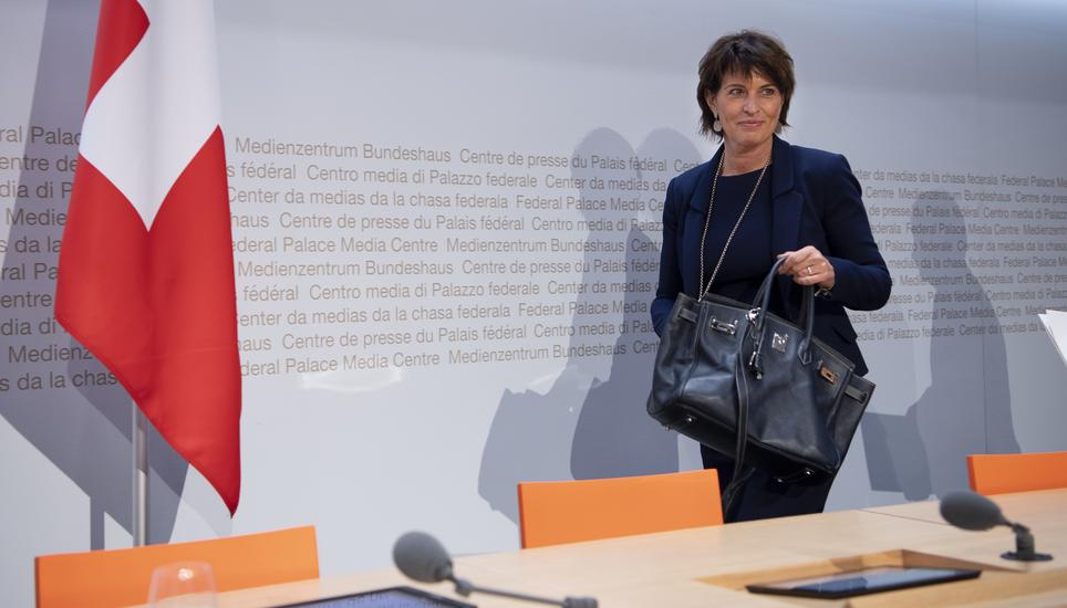 Bundesraetin Doris Leuthard kommt an der Medienkonferenz ueber ihren Ruecktritt auf Ende Dezember 2018, am Donnerstag, 27. September 2018, in Bern. (KEYSTONE/Anthony Anex)   