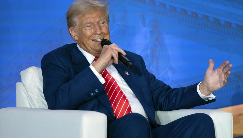 Donald Trump im Wahlkampf 2024: Manchmal fällt es dem Präsidentschaftskandidaten schwer, den Überblick über seine Positionsbezüge zu behalten. Bild: Key