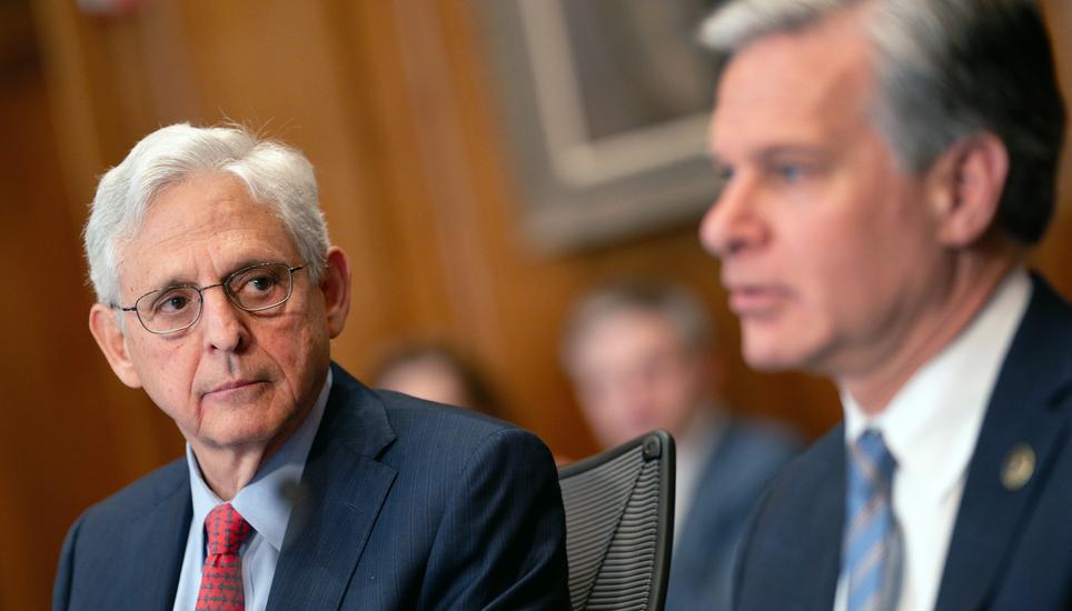 Der amerikanische Justizminister Merrick Garland (links) trat am Mittwoch zusammen mit FBI-Direktor Christopher Wray in Washington auf, um vor russischen Einmischungsversuchen im US-Wahlkampf zu warnen. Bild: Key