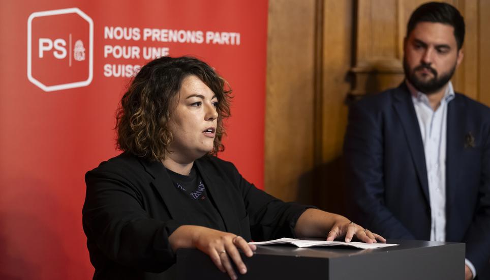 Versenkte den Expertenbericht vor den Medien demonstrativ im Papierkorb: Nationalrätin Tamara Funiciello mit SP-Co-Präsident Cédric Wermuth an einem kurzfristig einberufenen Point-de-Presse im Bundeshaus. Bild: Key