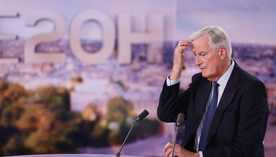 Kopfkratzen beim ersten TV-Interview als Premierminister Frankreichs auf dem Sender TF1: Michel Barnier hat bereits etliche politische Sorgen. Bild: Key