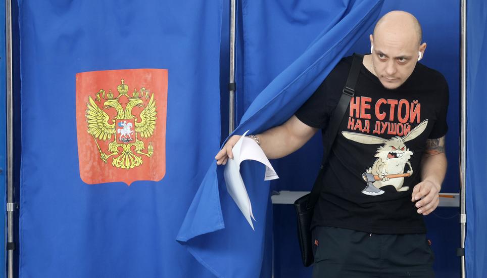 Ein Wähler in St.Petersburg nach dem Kreuzchensetzen: Russland hat seine Lokalparlamente bestimmt. Bild: Key