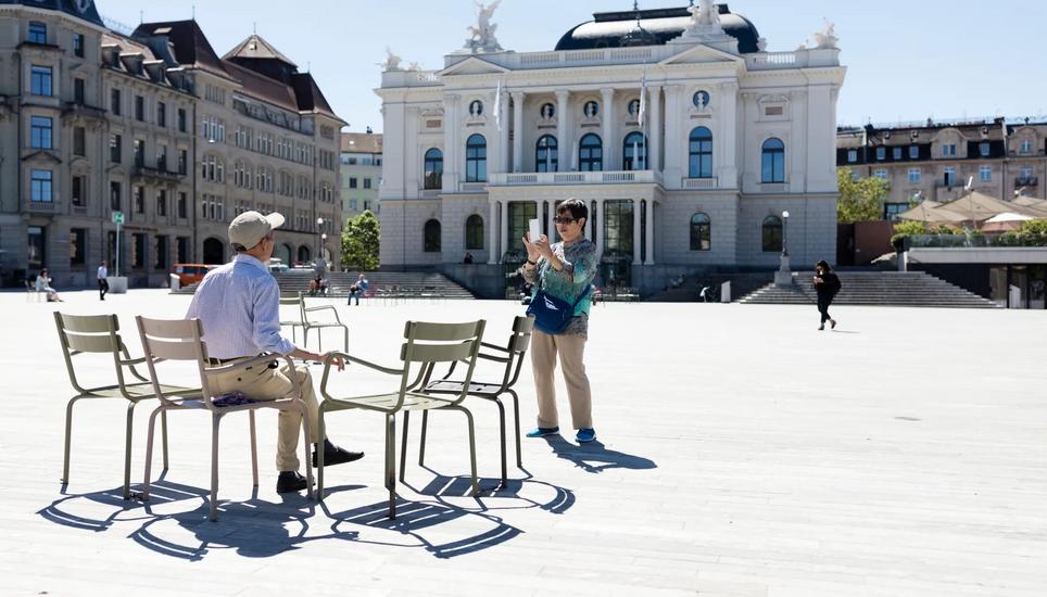 Viel grau, wenig grün: Der Sechseläutenplatz in Zürich, im Hintergrund das Opernhaus. Bild: Gaetan Bally/Keystone