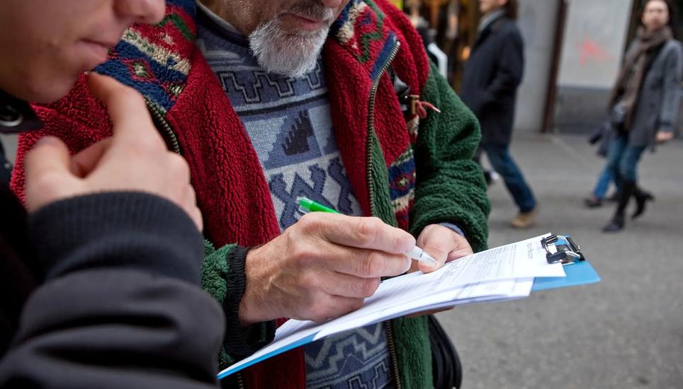 Den Ärger über gefälschte Unterschriften bei Volksinitiativen spüren die freiwilligen Unterschriftensammler bereits heute. Bild: Martin Ruetschi/Keystone