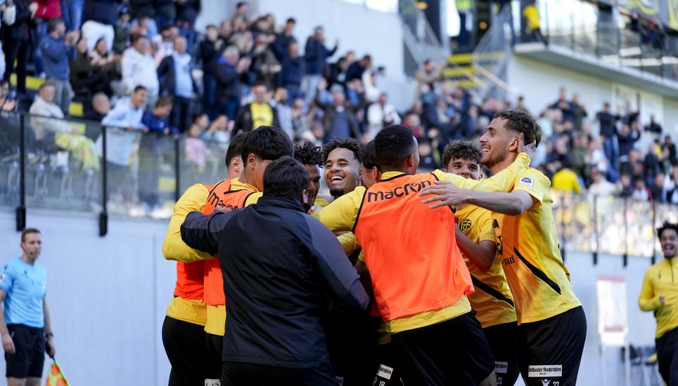 Frenetisch umjubelt: Nach dem späten «Lucky Punch» von Marc Giger brachen in der FCS-Arena alle Dämme. Bild: Roger Albrecht 15.09.2024, Schaffhausen, Fussball Schweizer Cup - FC Schaffhausen - Servette FC; (Roger Albrecht/Sport-Presse)