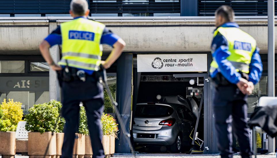 Des policiers interviennent apres l'accident d'un vehicule dans l'entree du centre sportif de Sous-Moulin le samedi 14 septembre 2024 a Thonex pres de Geneve. Une automobiliste de 80 ans a percute plusieurs enfants samedi matin apres avoir perdu le contro