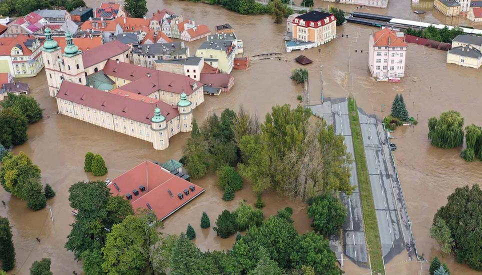 Ganze Städte sind überflutet. Bild: Key epaselect epa11606212 An aerial picture taken with a drone shows flooded Klodzko, southwestern Poland, 15 September 2024. The southern regions of Poland are experiencing record rainfall and severe flooding caused by heavy rains from the Genoese depression