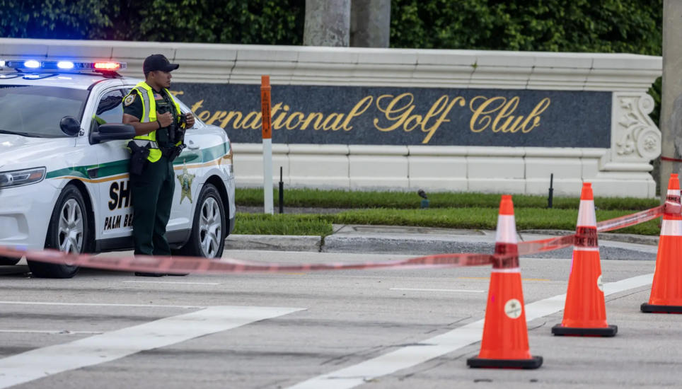 Sicherheitskräfte vor Trumps Golfclub. Bild: Key