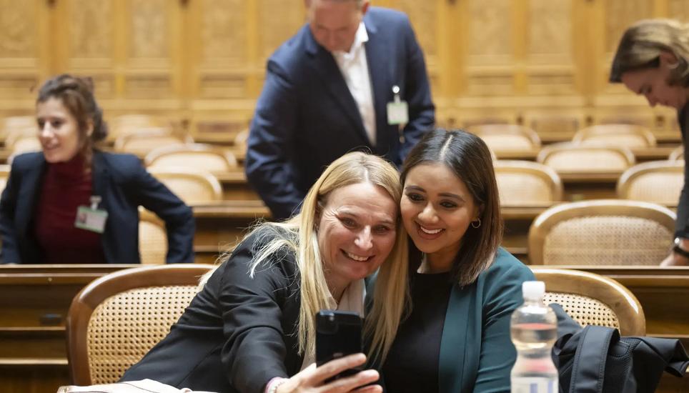 SP-Nationalrätin Farah Rumy (rechts) will bei undeklarierter Werbung härter durchgreifen. Hier beim Shooting mit Parteikollegin Andrea Zryd. Bild: Keystone