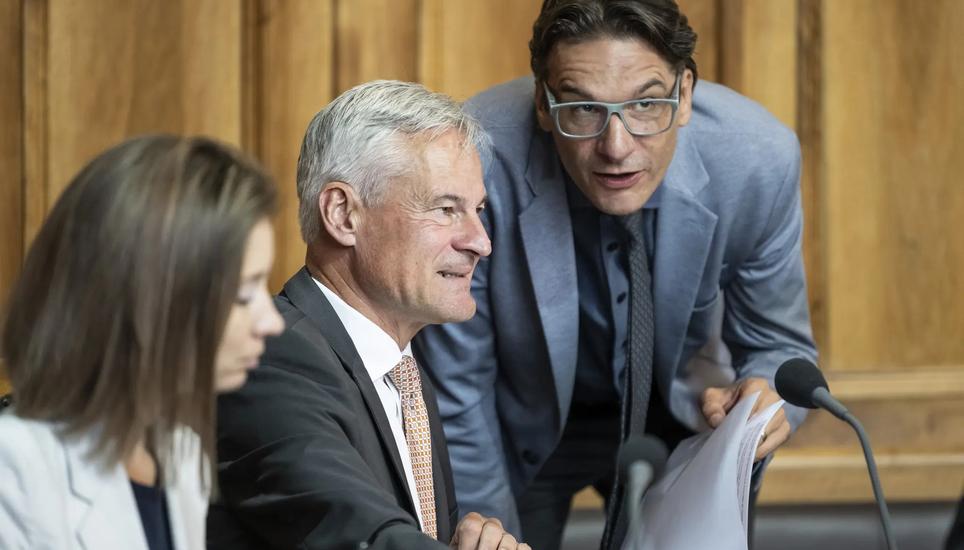 Sie schmiedeten die Sechs-Parteien-Allianz: FDP-Ständerat Matthias Michel aus Zug (Bildmitte) und der Freiburger Nationalrat Gerhard Andrey von den Grünen. Keystone