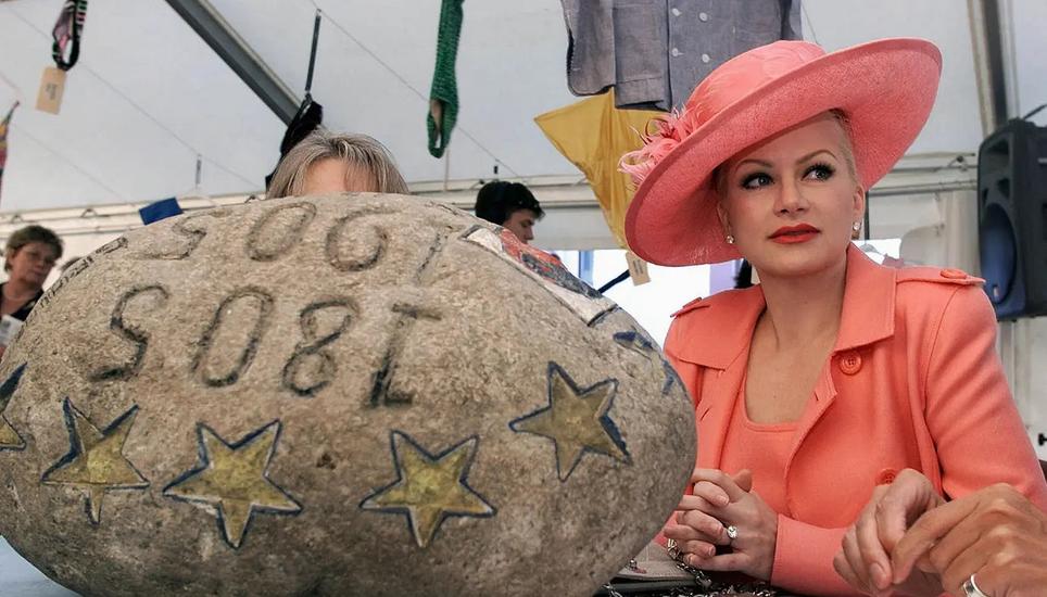 Symbol des Jurakonflikts: Der Unspunnenstein, hier mit der ehemaligen Botschaftergattin Shawne Fielding, wurde von den Separatisten zweimal gestohlen und mit Europasternen versehen. Er ist bis heute verschwunden. Bild: Bist/Roger Meier/Keystone