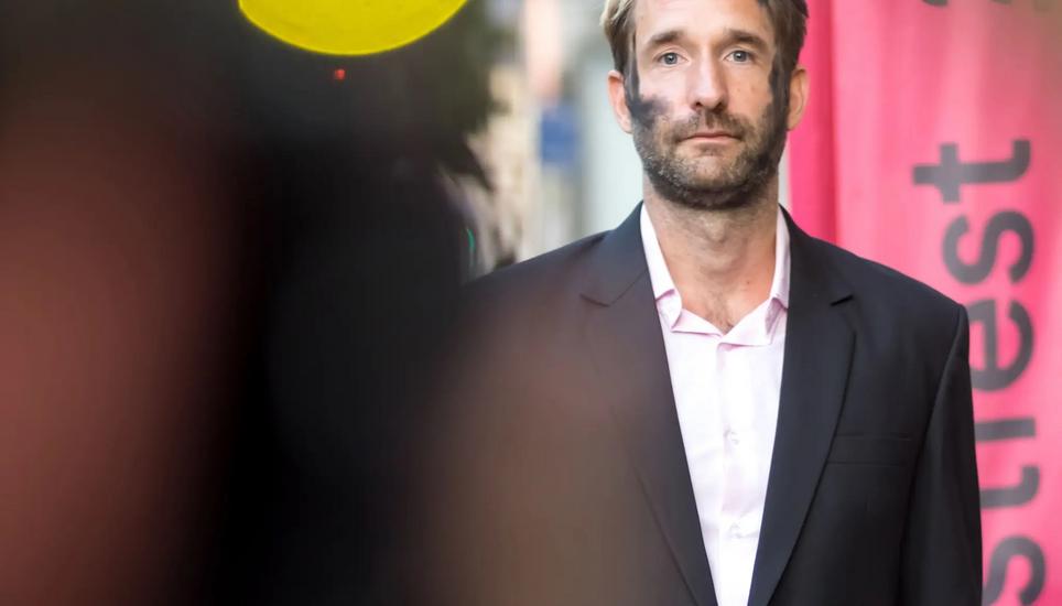 Philipp Ruch, Ost-West-Agent gegen den Rechtsextremismus, künstlerischer Leiter des «Zentrums für Politische Schönheit» in Berlin. Die Kriegsbemalung aus Asche ist sein Markenzeichen. Michael Reichel / DPA